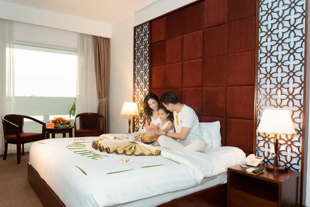 جناح بريميير بسرير كينج بإطلالة على النهر، Century Riverside 2/5