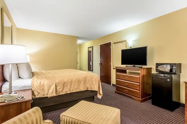 غرفة قياسية بسرير كينج، Quality Inn Sandersville 4/6