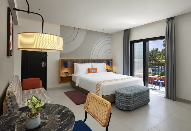 غرفة ديلوكس بسرير كينج بإطلالة على المسبح بشرفة، Ronil Goa - a JdV by Hyatt Hotel 4/6
