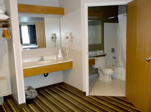 Studio, Suite, 2 Queen Beds, Super 8 By Wyndham Brookings 4/4