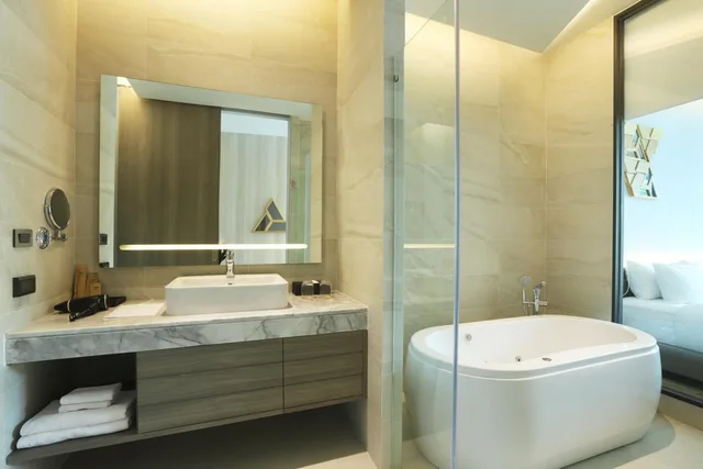 Room, King Bed, Pool Access, The Signature Hotel Airport 7/8