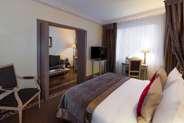 جناح جونيور بسرير كينج مع أريكة، Royal Manotel 3/7