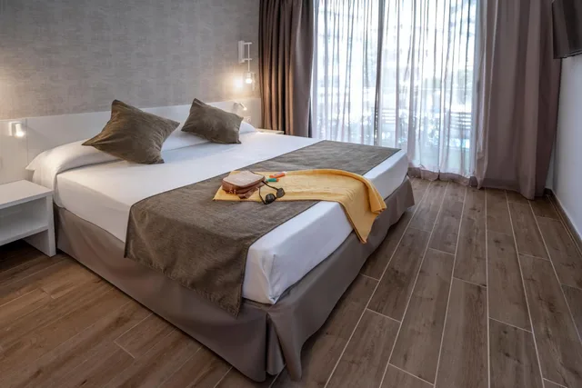 غرفة بسريرين منفصلين بشرفة، GHT Costa Brava & Spa 1/10