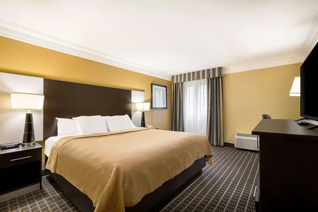 Upgrade, King Bed، Quality Inn & Suites Syracuse Fairgrounds 4/10