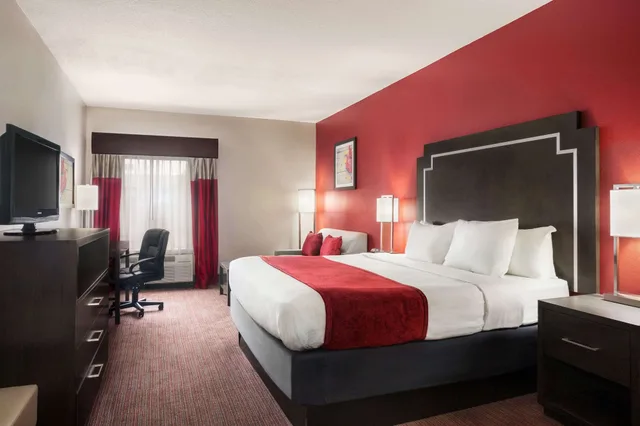 غرفة بسرير كينج لذوي الإعاقة، Days Inn & Suites by Wyndham Murfreesboro 1/4