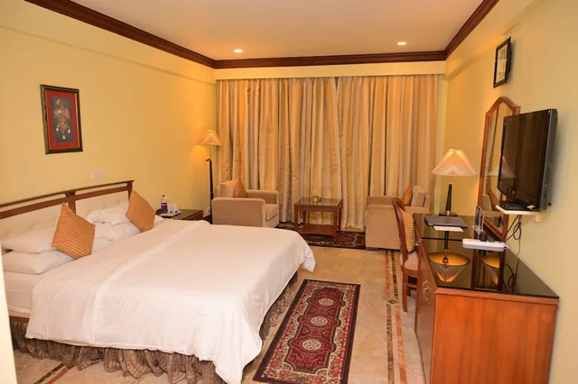 غرفة ديلوكس بسرير كينج، Empires Hotel Paradip 1/8
