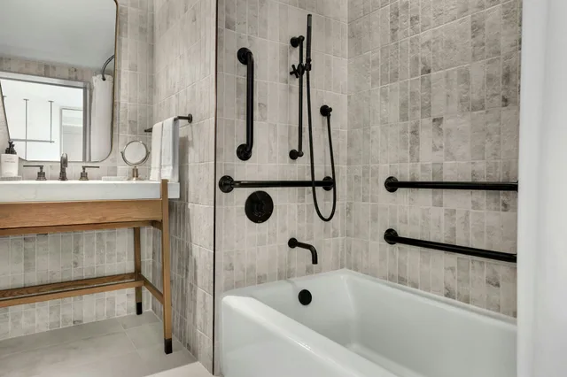 غرفة بسريرين كوين، The Limited Hotel Charleston 3/4