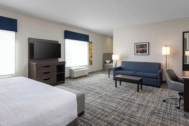 غرفة بسرير كينج بحوض جاكوزي لذوي الإعاقة، Hampton Inn Suites Manteca 3/4