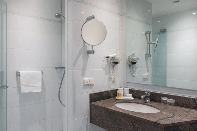 غرفة قياسية بسرير كوين في طابق مرتفع، Crowne Plaza Frankfurt Congress Hotel 5/7