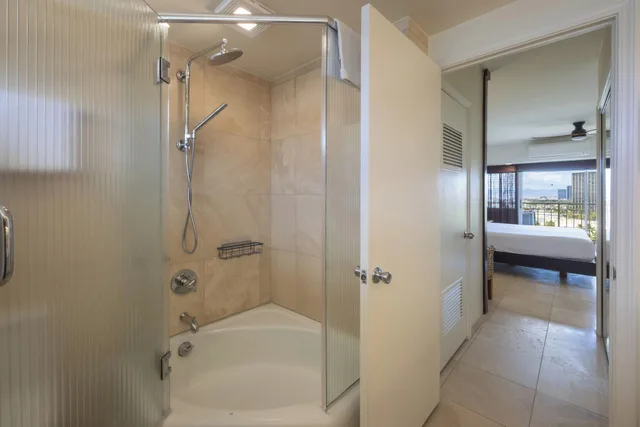 2 Bedrooms, Condo, Ocean View, 2 Bathrooms، Waikiki Shore by OUTRIGGER 5/8