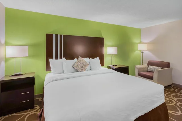 غرفة قياسية بسرير كينج للمدخنين لذوي الإعاقة، Best Western Lake Cumberland Inn 5/9