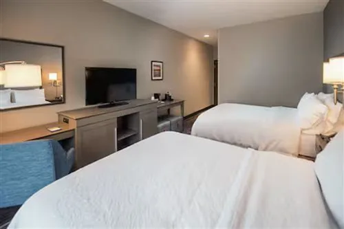 غرفة بسريرين كوين بحوض استحمام لذوي الإعاقة، Hampton Inn Suites Wisconsin Dells Lake Delton 1/1
