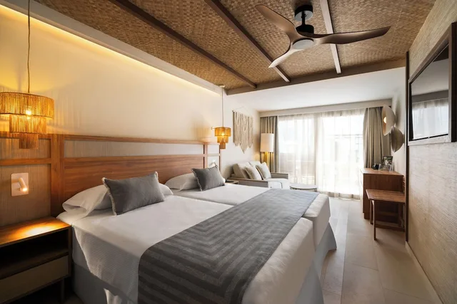 غرفة قياسية بسريرين منفصلين بشرفة مع أريكة، Hotel Riu Palace La Mola 1/4