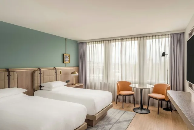غرفة سوبيريور بسريرين منفصلين في المبنى الرئيسي، Zurich Marriott Hotel 1/8