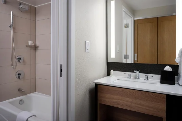 غرفة بسرير كينج بشرفة في الطابق العلوي، Sheraton Grand Rapids Airport Hotel 3/6