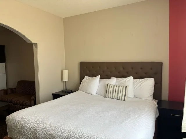 جناح عائلي بسرير كينج وسرير كوين، Ramada by Wyndham Estevan 1/2