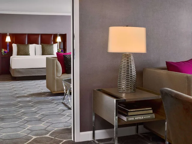 Hospitality, Ambassador, Suite, Sofa، Royal Sonesta Houston Galleria 2/4