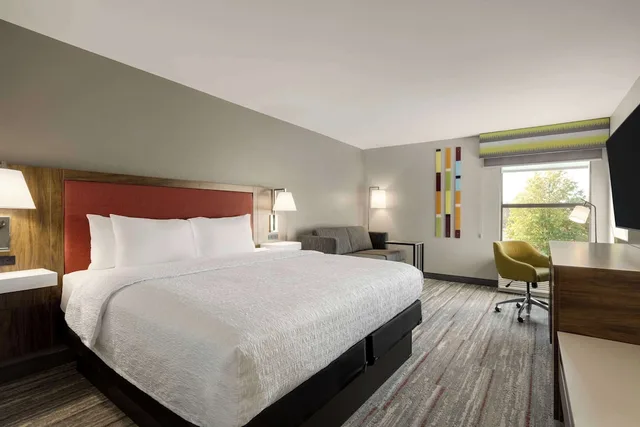 غرفة بسرير كينج مع أريكة، Hampton Inn Starkville Mississippi State University 1/3