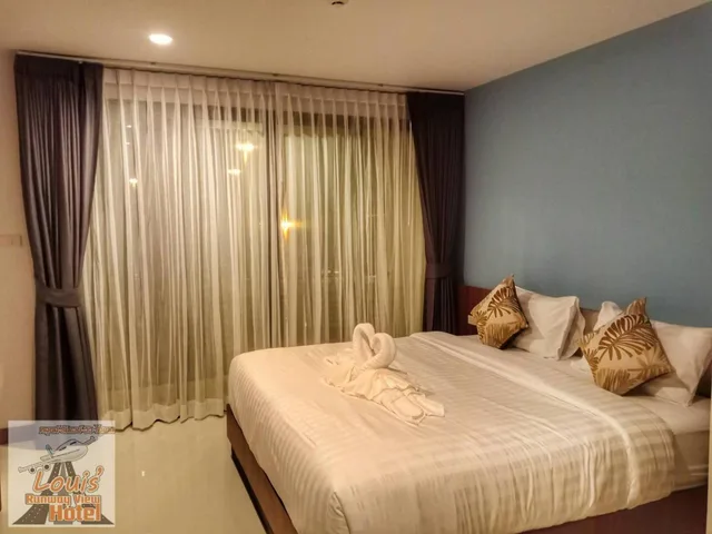 غرفة بسرير كينج بشرفة، Louis' Runway View Hotel - SHA Extra Plus 1/8