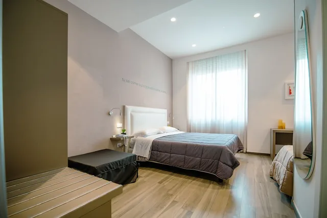 Comfort, 1 Queen and 1 Single Bed, Hotel Bruman Salerno 3/7