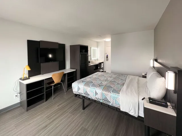 غرفة قياسية بسرير كوين بمطبخ صغير، Studio6 Altoona, IA - Des Moines East 3/10