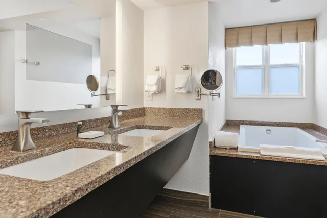 جناح بسرير كينج مع أريكة، Cherry Tree Inn & Suites 2/2
