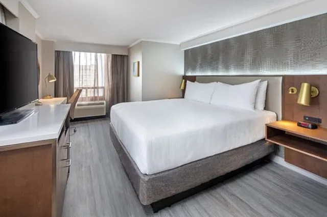 Standard, King Bed, Crowne Plaza Toronto Airport 2/9