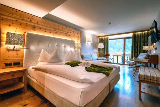 جناح جونيور، Hotel Cesa Tyrol 1/10