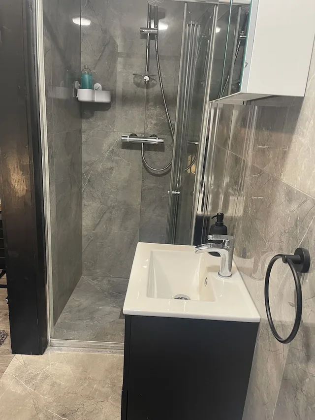 غرفة كومفورت مفردة بسرير فردي بحمام خاص، Da Vinci Guest House Gatwick 2/3