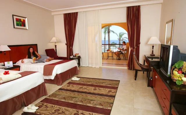 غرفة تنفيذية بسرير كينج بإطلالة على البحر، Rehana Royal Beach Resort and Spa 2/3