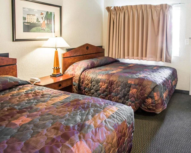 غرفة بسرير مزدوج لذوي الإعاقة، Rodeway Inn Greeley CO 2/5