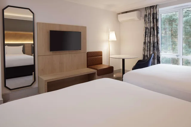 غرفة تنفيذية عائلية بحوض استحمام، Hilton Cobham 2/4