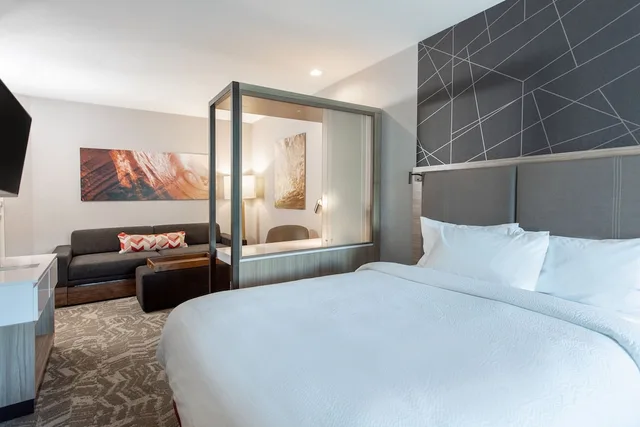 جناح بسرير كينج مع سرير سحّاب إضافي لذوي الإعاقة، SpringHill Suites Chester 1/5