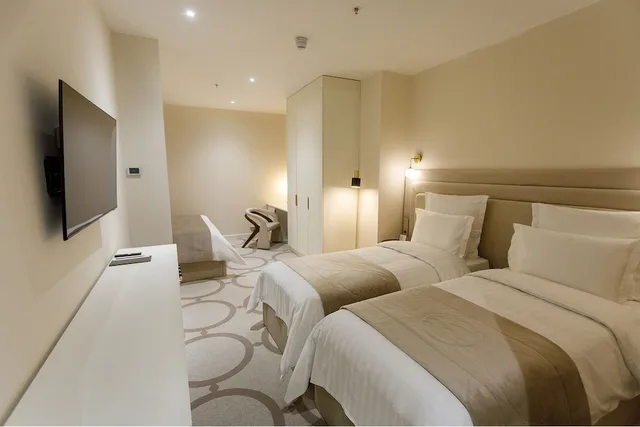 Economy, Quadruple, King and Twin Beds, No Window، Ambassadori Hotel Tbilisi 2/3