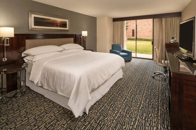 غرفة كلوب بسرير كينج، Sheraton Salt Lake City Hotel 1/10