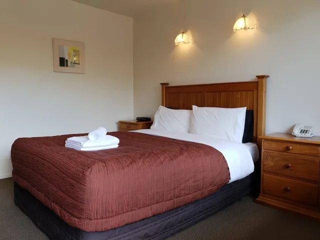 استوديو بسرير كوين بحوض جاكوزي، Rosewood Court Motel 2/4