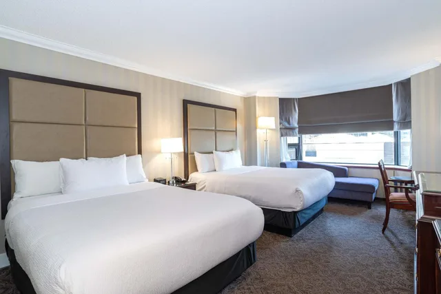 Deluxe, King Bed, 2 Queen Beds, Middle Floor، Sandman Signature Edmonton Downtown Hotel 3/5