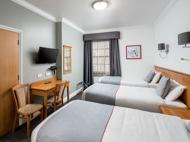غرفة ديلوكس ثلاثية بثلاثة أسرّة، OYO Townhouse New England, London Victoria 2/3
