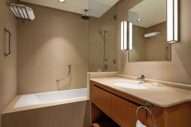 استوديو بسرير كينج بشرفة، Levatio Suites Muscat, a member of Radisson Individuals 4/5