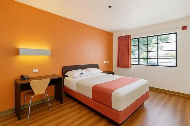 غرفة بريميوم بسرير كوين، Motel6 Thousand Oaks, CA 5/10