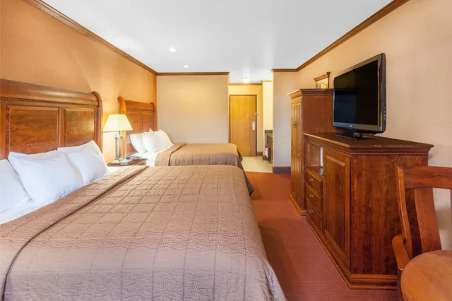 غرفة بسريرين كوين لذوي الإعاقة، Ramada By Wyndham Mackinaw City Waterfront 1/2