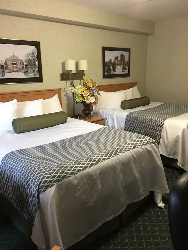 غرفة قياسية بسرير كوين، Travelodge by Wyndham Winnipeg East 4/9