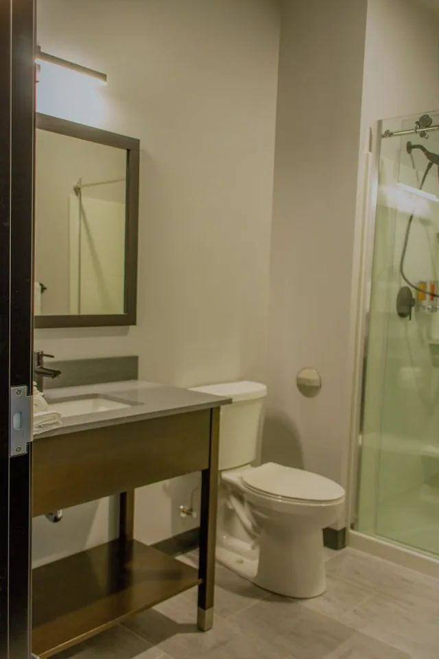 غرفة بسريرين كوين بإطلالة على النهر، Watershed Hotel 2/2