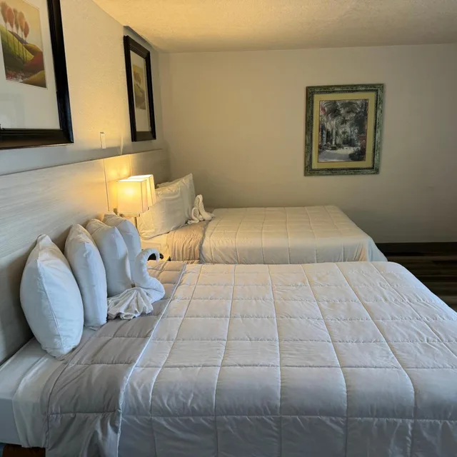 غرفة بسرير كوين بإطلالة على المدينة، Emerald Shores Resort 2/7