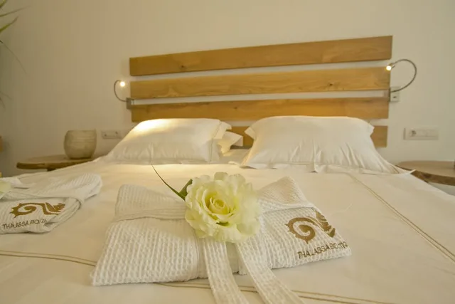غرفة قياسية بسرير كوين بإطلالة جزئية على البحر، Thalassa Boutique Hotel 2/3