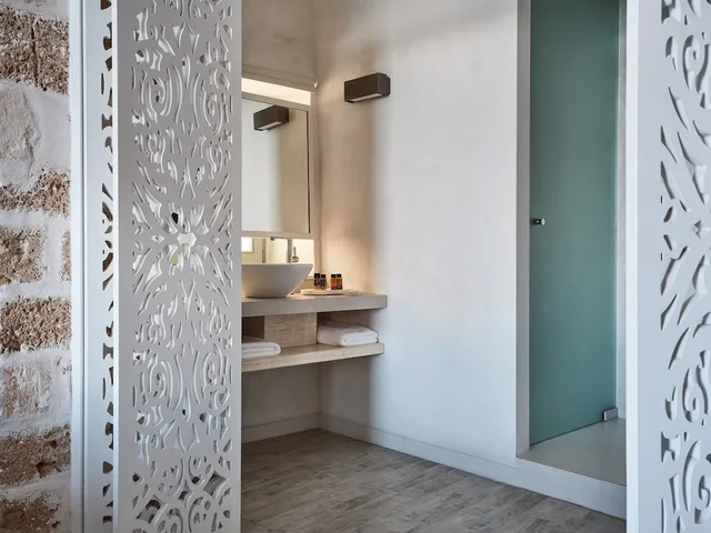 White, Suite, Queen Bed, Sea View, Balcony، Chania Inn 9/9