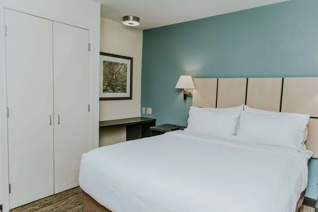 جناح بسرير كوين بغرفة نوم واحدة مع أريكة لذوي الإعاقة، Sonesta Simply Suites Minneapolis Richfield 1/9