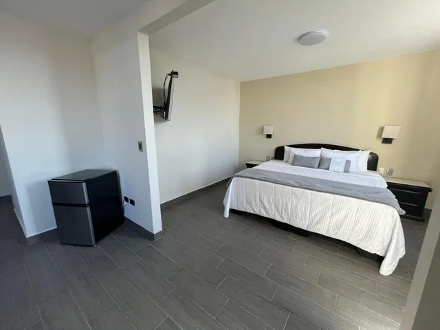 جناح جونيور، Hotel Plaza Del Arco 4/10
