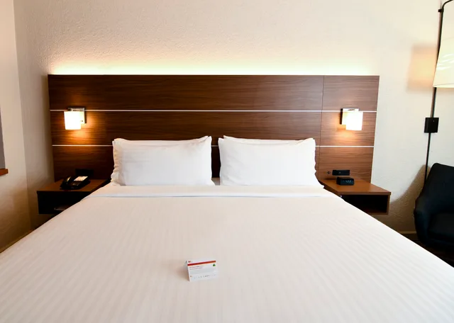 Suite, King Bed, Holiday Inn Express Hotel And Suites Port Clinton Catawba Island 2/10