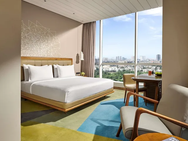 غرفة بريفيليج بسرير كينج، Mercure Jakarta Pantai Indah Kapuk 3/5